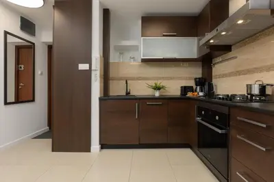 Kuchnia lub aneks kuchenny w obiekcie Family Apartment near PGE Narodowy by Noclegi Renters