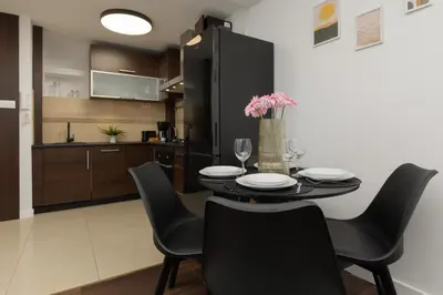 Kuchnia lub aneks kuchenny w obiekcie Family Apartment near PGE Narodowy by Noclegi Renters