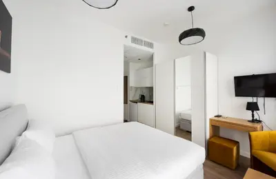 Łóżko lub łóżka w pokoju w obiekcie New Varsovia Comfort 346 by BookingHost