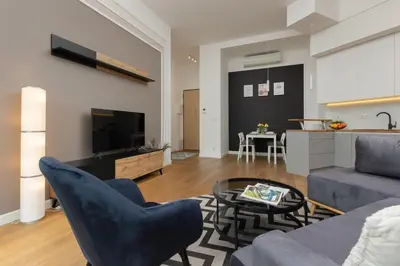 Telewizja i/lub zestaw kina domowego w obiekcie Beautfiul Warsaw Apartment for Families with AC by Noclegi Renters
