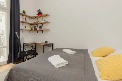 Łóżko lub łóżka w pokoju w obiekcie Apartment with Balcony Warsaw's Praga by Noclegi Renters