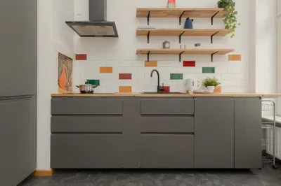 Kuchnia lub aneks kuchenny w obiekcie Apartment with Balcony Warsaw's Praga by Noclegi Renters