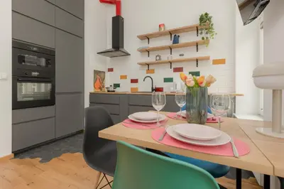 Kuchnia lub aneks kuchenny w obiekcie Apartment with Balcony Warsaw's Praga by Noclegi Renters