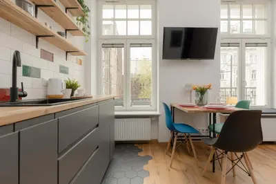 Kuchnia lub aneks kuchenny w obiekcie Apartment with Balcony Warsaw's Praga by Noclegi Renters