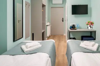 Łóżko lub łóżka w pokoju w obiekcie JESS INN Hostel Rondo Charles de Gaulle