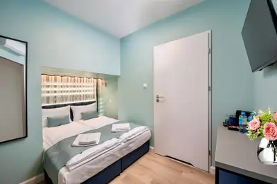 Łóżko lub łóżka w pokoju w obiekcie JESS INN Hostel Rondo Charles de Gaulle