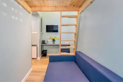 Telewizja i/lub zestaw kina domowego w obiekcie JESS INN Hostel Rondo Charles de Gaulle