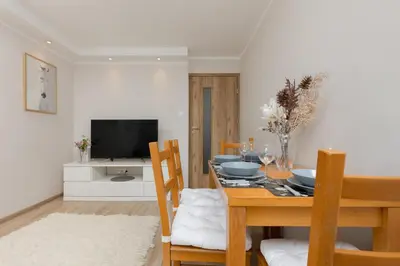Telewizja i/lub zestaw kina domowego w obiekcie Pet-Friendly Apartment Pańska with AC by Noclegi Renters