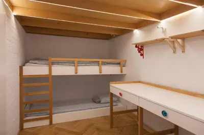 Łóżko lub łóżka piętrowe w pokoju w obiekcie Art Apartment Wilcza Street
