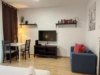 Telewizja i/lub zestaw kina domowego w obiekcie Studio Okrzei Praga
