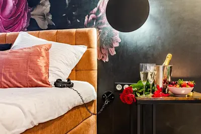 Łóżko lub łóżka w pokoju w obiekcie Secret Garden Apartment