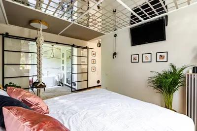 Telewizja i/lub zestaw kina domowego w obiekcie Secret Garden Apartment