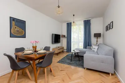 Telewizja i/lub zestaw kina domowego w obiekcie Tasteful Apartment in Warsaw City Center by Noclegi Renters