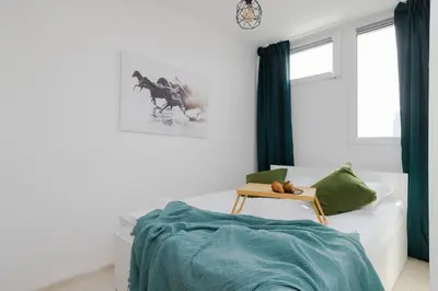 Łóżko lub łóżka w pokoju w obiekcie ShortStayPoland Żelazna (B124)