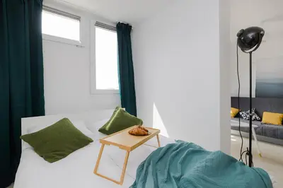 Łóżko lub łóżka w pokoju w obiekcie ShortStayPoland Żelazna (B124)