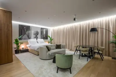 Łóżko lub łóżka w pokoju w obiekcie Noma Homes City Suite - Warsaw Center