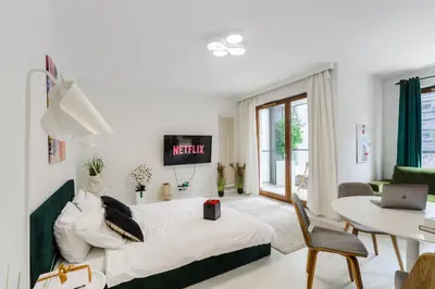 Łóżko lub łóżka w pokoju w obiekcie Lumina Deluxe Warsaw