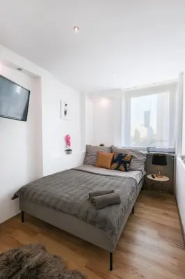 Łóżko lub łóżka w pokoju w obiekcie ClickTheFlat Chłodna Center Apart Rooms