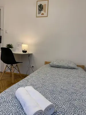 Łóżko lub łóżka w pokoju w obiekcie HALBY rooms Pańska 55