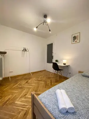 Łóżko lub łóżka w pokoju w obiekcie HALBY rooms Pańska 55