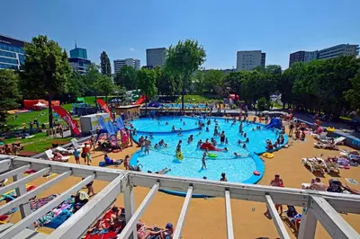 Basen w obiekcie Vorto Apartament 3 - Warszawa Centrum lub w pobliżu