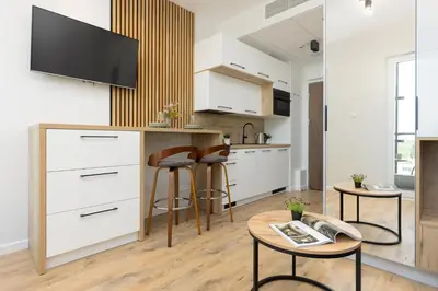 Kuchnia lub aneks kuchenny w obiekcie Wola Business Studios Kasprzaka by Noclegi Renters