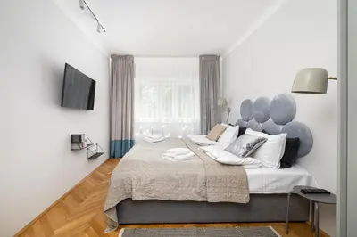 Łóżko lub łóżka w pokoju w obiekcie Modern Apartment near Metro