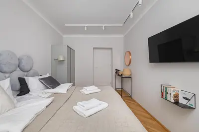 Łóżko lub łóżka w pokoju w obiekcie Modern Apartment near Metro