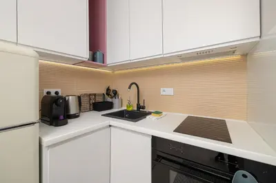 Kuchnia lub aneks kuchenny w obiekcie Modern Apartment near Metro