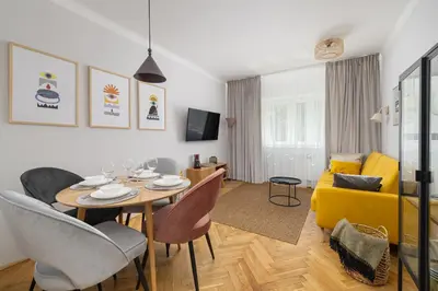 Telewizja i/lub zestaw kina domowego w obiekcie Modern Apartment near Metro