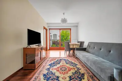 Telewizja i/lub zestaw kina domowego w obiekcie Malborska Metro Kondratowicza Apartment by BookingHost