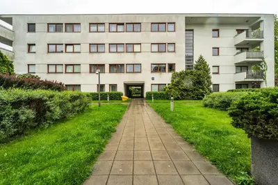 Ogród w obiekcie Malborska Metro Kondratowicza Apartment by BookingHost