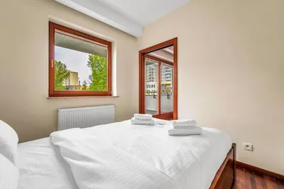 Łóżko lub łóżka w pokoju w obiekcie Malborska Metro Kondratowicza Apartment by BookingHost