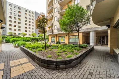 Ogród w obiekcie Wola Tower - 60m2, Balcony with City View, Parks Nearby - by Rentujemy