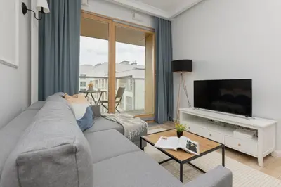 Telewizja i/lub zestaw kina domowego w obiekcie Stylish Apartment Kolejowa & Parking & Balcony by Noclegi Renters