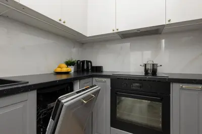 Kuchnia lub aneks kuchenny w obiekcie Stylish Apartment Kolejowa & Parking & Balcony by Noclegi Renters