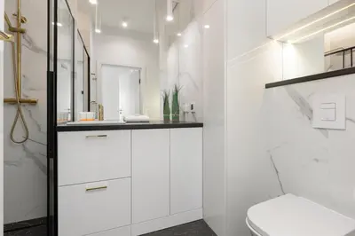 Łazienka w obiekcie Stylish Apartment Kolejowa & Parking & Balcony by Noclegi Renters