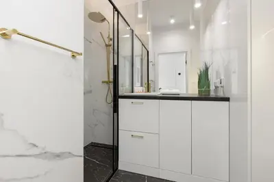 Łazienka w obiekcie Stylish Apartment Kolejowa & Parking & Balcony by Noclegi Renters