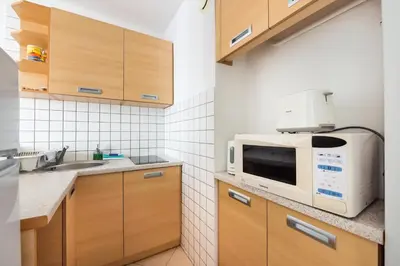 Kuchnia lub aneks kuchenny w obiekcie Metro Rondo ONZ Yellow Apartment by BookingHost