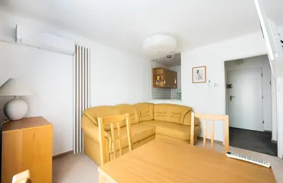 Część wypoczynkowa w obiekcie Metro Rondo ONZ Yellow Apartment by BookingHost