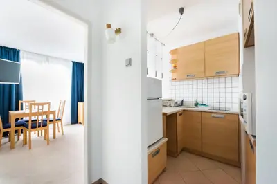 Kuchnia lub aneks kuchenny w obiekcie Metro Rondo ONZ Yellow Apartment by BookingHost
