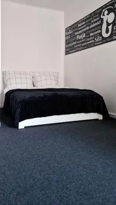 Łóżko lub łóżka w pokoju w obiekcie Przytulny prywatny pokój w centrum Pokój 1