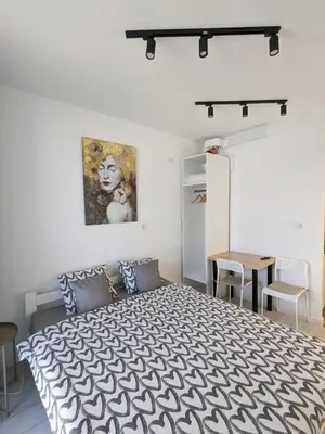 Łóżko lub łóżka w pokoju w obiekcie OniksApart A190