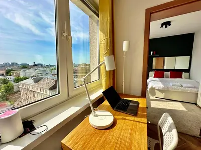 Łóżko lub łóżka w pokoju w obiekcie COPERNIC metro WiFi 85'TV Netflix Disney+ HBO