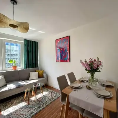 oompH Modern Apartment with Balcony