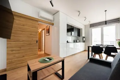 Telewizja i/lub zestaw kina domowego w obiekcie Wola Skwer Sunny Apartment by BookingHost