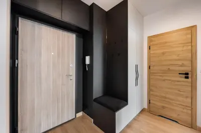 Plan piętra w obiekcie Wola Skwer Sunny Apartment by BookingHost