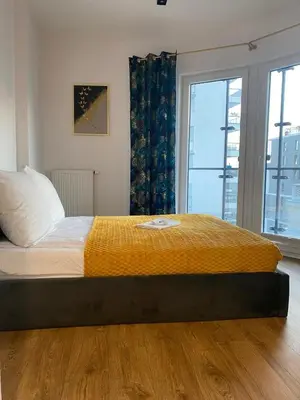 Łóżko lub łóżka w pokoju w obiekcie Warszawski Hongkong, kultowe miejsce