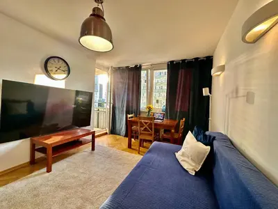 Telewizja i/lub zestaw kina domowego w obiekcie WHITE 3 metro WiFi 85'TV Netflix Disney+ HBO