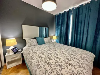 Łóżko lub łóżka w pokoju w obiekcie WHITE 3 metro WiFi 85'TV Netflix Disney+ HBO